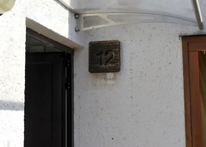 House Lena Nyaraló